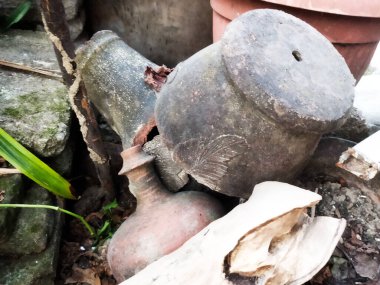 Eski paslı borunun yakın görüntüsü