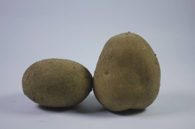 Beyaz arka planda patateslerin izole edilmiş fotoğrafı.