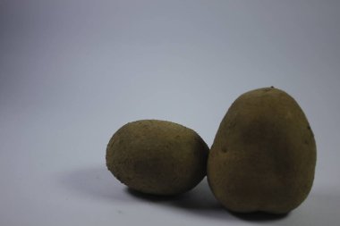 Beyaz arka planda patateslerin izole edilmiş fotoğrafı.