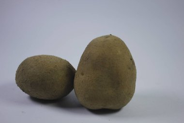 Beyaz arka planda patateslerin izole edilmiş fotoğrafı.