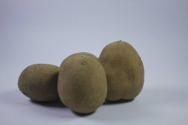 Beyaz arka planda patateslerin izole edilmiş fotoğrafı.