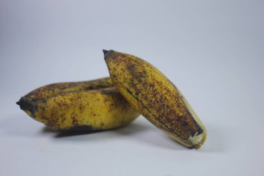 İzole edilmiş muz meyvesi fotoğrafı. Sarı ve birçok faydası var..