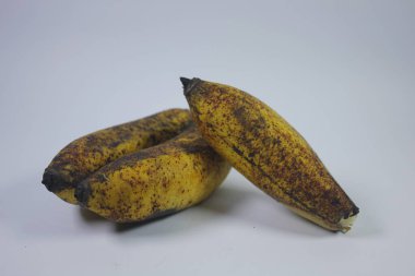 İzole edilmiş muz meyvesi fotoğrafı. Sarı ve birçok faydası var..