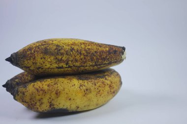 İzole edilmiş muz meyvesi fotoğrafı. Sarı ve birçok faydası var..