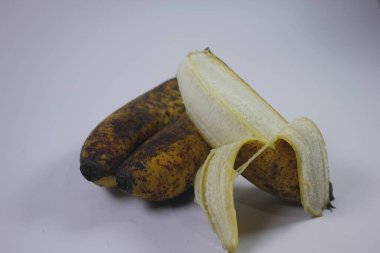 İzole edilmiş muz meyvesi fotoğrafı. Sarı ve birçok faydası var..