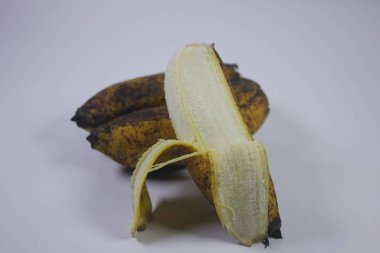 İzole edilmiş muz meyvesi fotoğrafı. Sarı ve birçok faydası var..