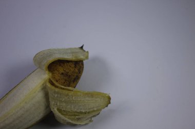 İzole edilmiş muz meyvesi fotoğrafı. Sarı ve birçok faydası var..