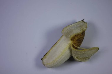 İzole edilmiş muz meyvesi fotoğrafı. Sarı ve birçok faydası var..