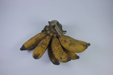 İzole edilmiş muz meyvesi fotoğrafı. Sarı ve birçok faydası var..