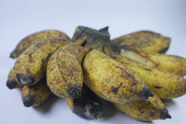 İzole edilmiş muz meyvesi fotoğrafı. Sarı ve birçok faydası var..