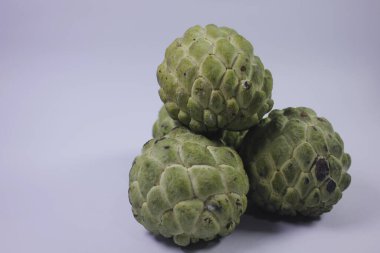 Srikaya meyvesinin izole edilmiş fotoğrafı. Tatlı bir tadı var ve bir sürü tohum var.