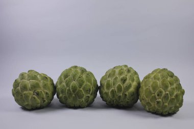 Srikaya meyvesinin izole edilmiş fotoğrafı. Tatlı bir tadı var ve bir sürü tohum var.