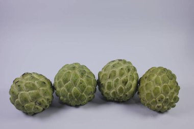 Srikaya meyvesinin izole edilmiş fotoğrafı. Tatlı bir tadı var ve bir sürü tohum var.