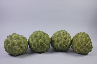 Srikaya meyvesinin izole edilmiş fotoğrafı. Tatlı bir tadı var ve bir sürü tohum var.