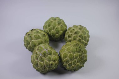 Srikaya meyvesinin izole edilmiş fotoğrafı. Tatlı bir tadı var ve bir sürü tohum var.