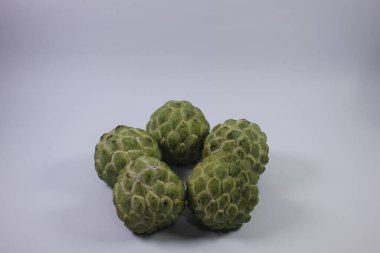 Srikaya meyvesinin izole edilmiş fotoğrafı. Tatlı bir tadı var ve bir sürü tohum var.