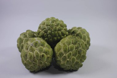 Srikaya meyvesinin izole edilmiş fotoğrafı. Tatlı bir tadı var ve bir sürü tohum var.