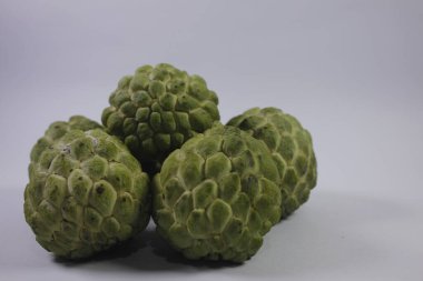 Srikaya meyvesinin izole edilmiş fotoğrafı. Tatlı bir tadı var ve bir sürü tohum var.