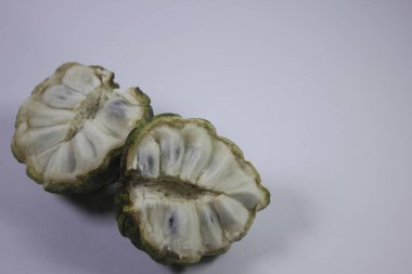 Srikaya meyvesinin izole edilmiş fotoğrafı. Tatlı bir tadı var ve bir sürü tohum var.