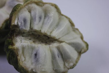 Srikaya meyvesinin izole edilmiş fotoğrafı. Tatlı bir tadı var ve bir sürü tohum var.