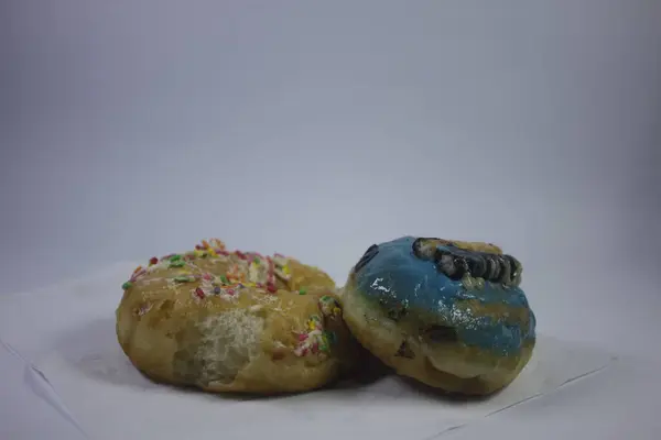 Beyaz arkaplandaki donutların izole edilmiş fotoğrafı