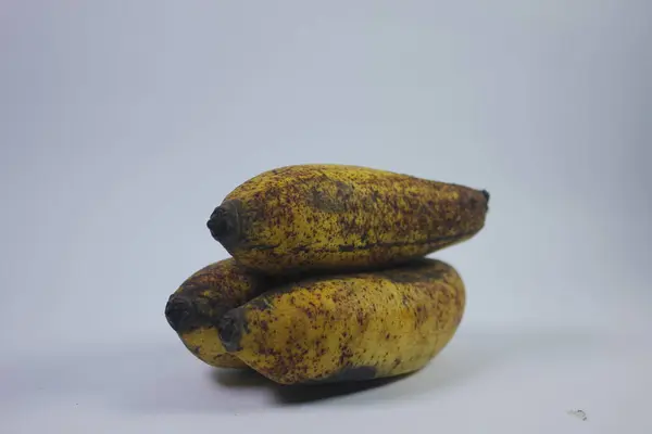 İzole edilmiş muz meyvesi fotoğrafı. Sarı ve birçok faydası var..