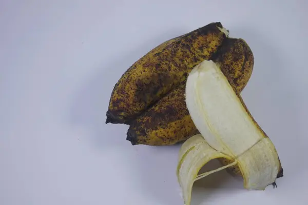 İzole edilmiş muz meyvesi fotoğrafı. Sarı ve birçok faydası var..