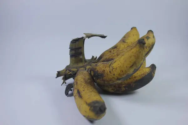 İzole edilmiş muz meyvesi fotoğrafı. Sarı ve birçok faydası var..