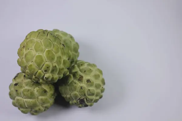 Srikaya meyvesinin izole edilmiş fotoğrafı. Tatlı bir tadı var ve bir sürü tohum var.