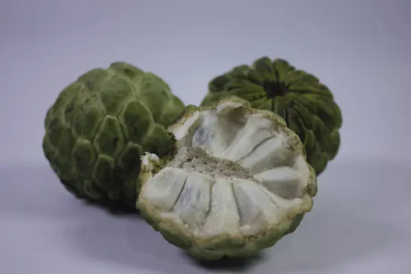 Srikaya meyvesinin izole edilmiş fotoğrafı. Tatlı bir tadı var ve bir sürü tohum var.