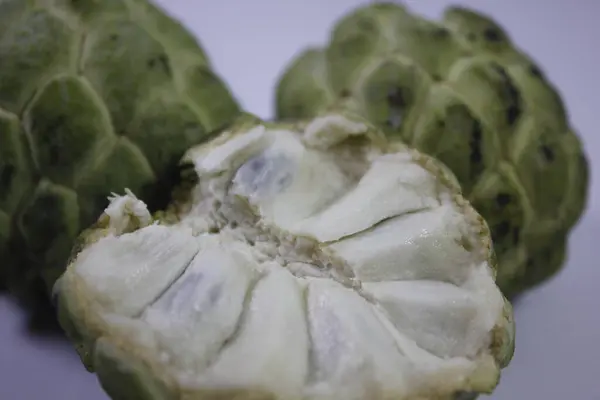 Srikaya meyvesinin izole edilmiş fotoğrafı. Tatlı bir tadı var ve bir sürü tohum var.