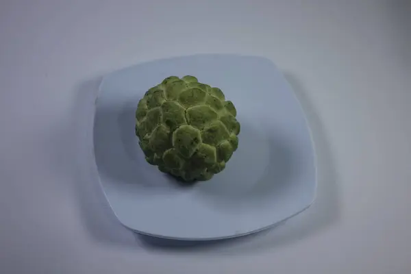 Srikaya meyvesinin izole edilmiş fotoğrafı. Tatlı bir tadı var ve bir sürü tohum var.