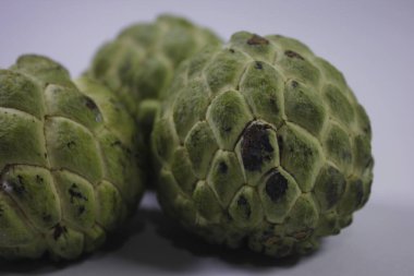 Srikaya meyvesinin izole edilmiş fotoğrafı. Tatlı bir tadı var ve bir sürü tohum var.