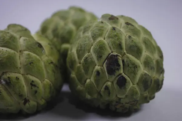 Srikaya meyvesinin izole edilmiş fotoğrafı. Tatlı bir tadı var ve bir sürü tohum var.