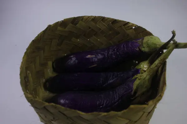 Mor patlıcanların izole edilmiş bir fotoğrafı, bu yiyecek bir meze olarak kızarabilir ya da sebze olarak kullanılabilir.