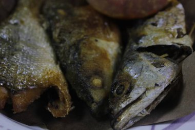 Bıçakla tavada balık