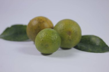 Portakallar, vücudun metabolizmasına iyi gelen bol miktarda C vitamini içerir.