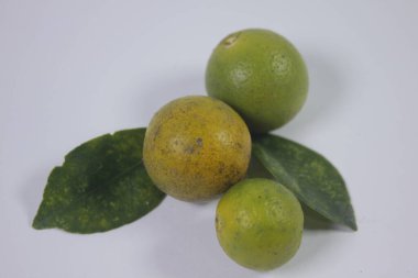 Portakallar, vücudun metabolizmasına iyi gelen bol miktarda C vitamini içerir.