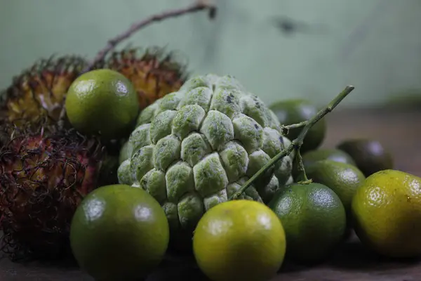 Meyve yemek vücut için çok iyidir çünkü çok fazla lif içerir.
