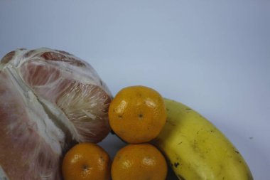 Meyve bol miktarda lif ve vitamin içerir.