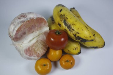 Meyve bol miktarda lif ve vitamin içerir.