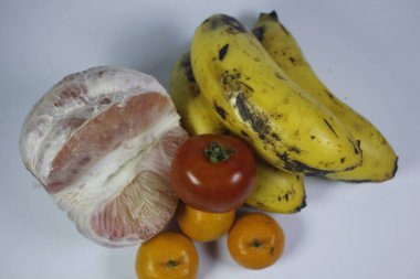 Meyve bol miktarda lif ve vitamin içerir.