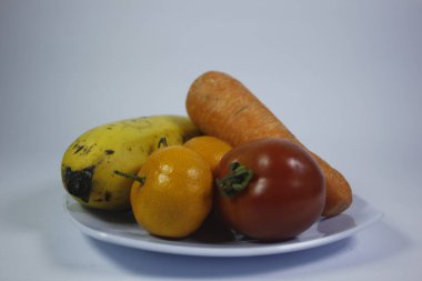 Meyve bol miktarda lif ve vitamin içerir.