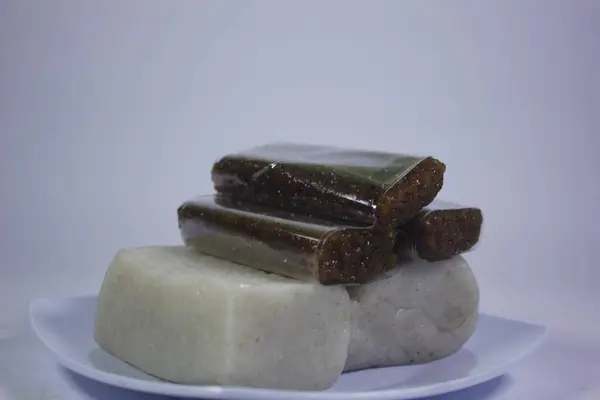 Geleneksel özel yiyecekler Endonezya 'nın Java adasından gelmektedir.