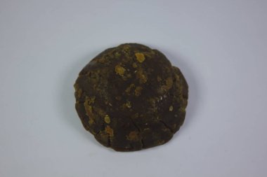 Cava şekeri koyu renklidir ama tatlı bir tadı vardır.