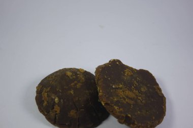 Cava şekeri koyu renklidir ama tatlı bir tadı vardır.