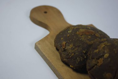 Cava şekeri koyu renklidir ama tatlı bir tadı vardır.