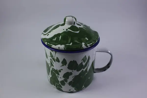 Beyaz ve yeşil renkli antika cam.