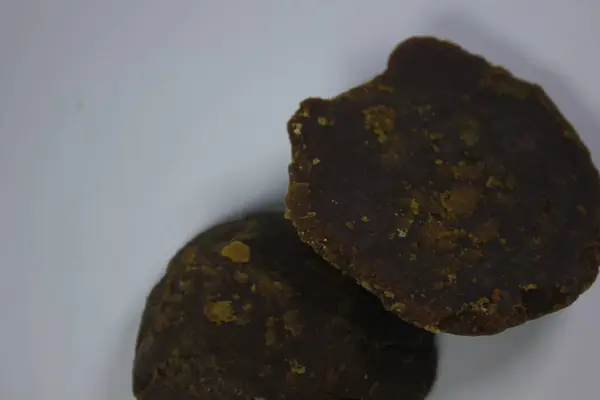 Cava şekeri koyu renklidir ama tatlı bir tadı vardır.