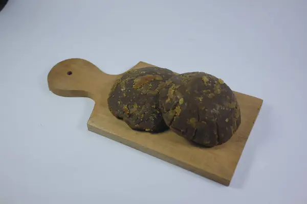 Cava şekeri koyu renklidir ama tatlı bir tadı vardır.